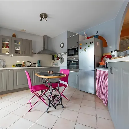 Paradis Familial A Beaurepaire Villa *